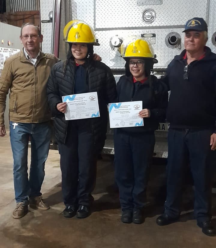 Mariana Mazeti y Priscila González, las nuevas bomberas de un cuartel lleno de orgullo.