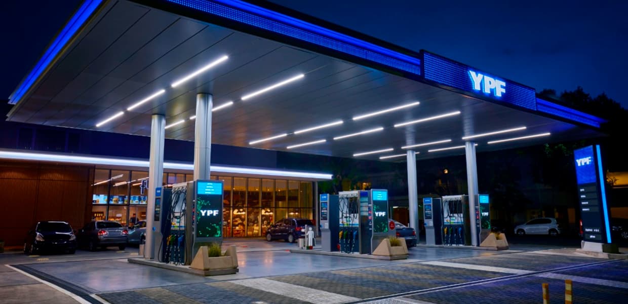 Imagen de portada para Desde hoy rige un nuevo aumento en los combustibles: la nafta sube un 2,5% promedio