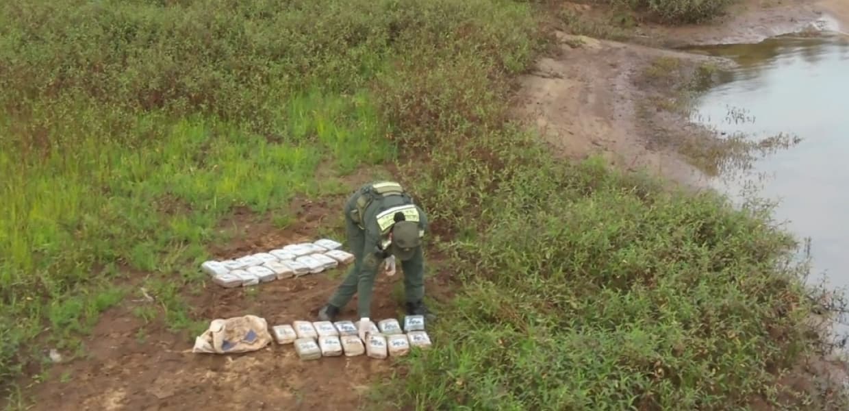 Imagen de portada para Narcomenudeo en la selva: Gendarmería halló 54 kilos de marihuana en el arroyo Aguaray Guazú