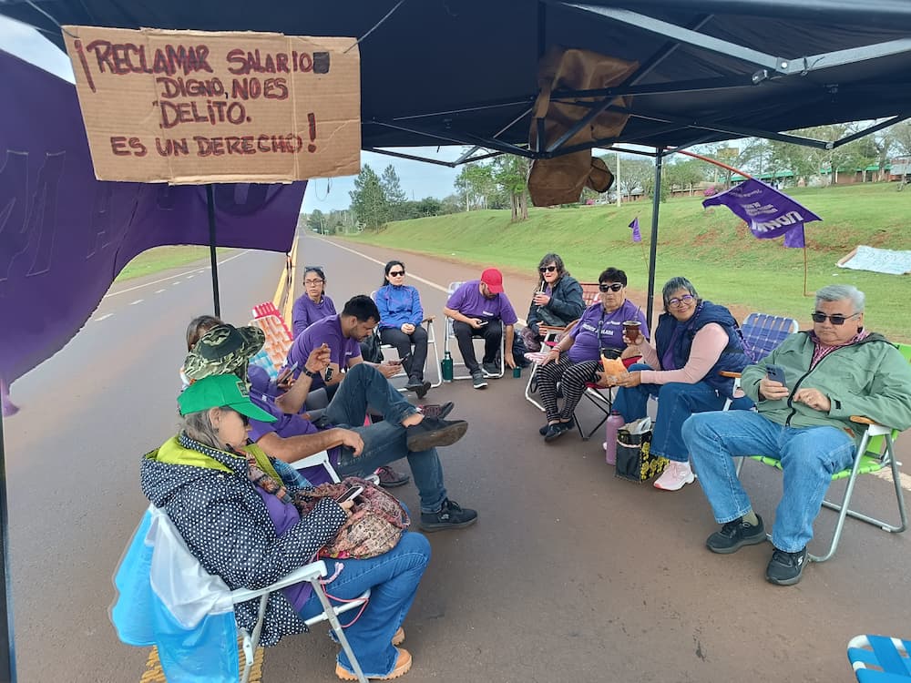 Trabajadores de la educación cortan la Ruta 14 en Alem.