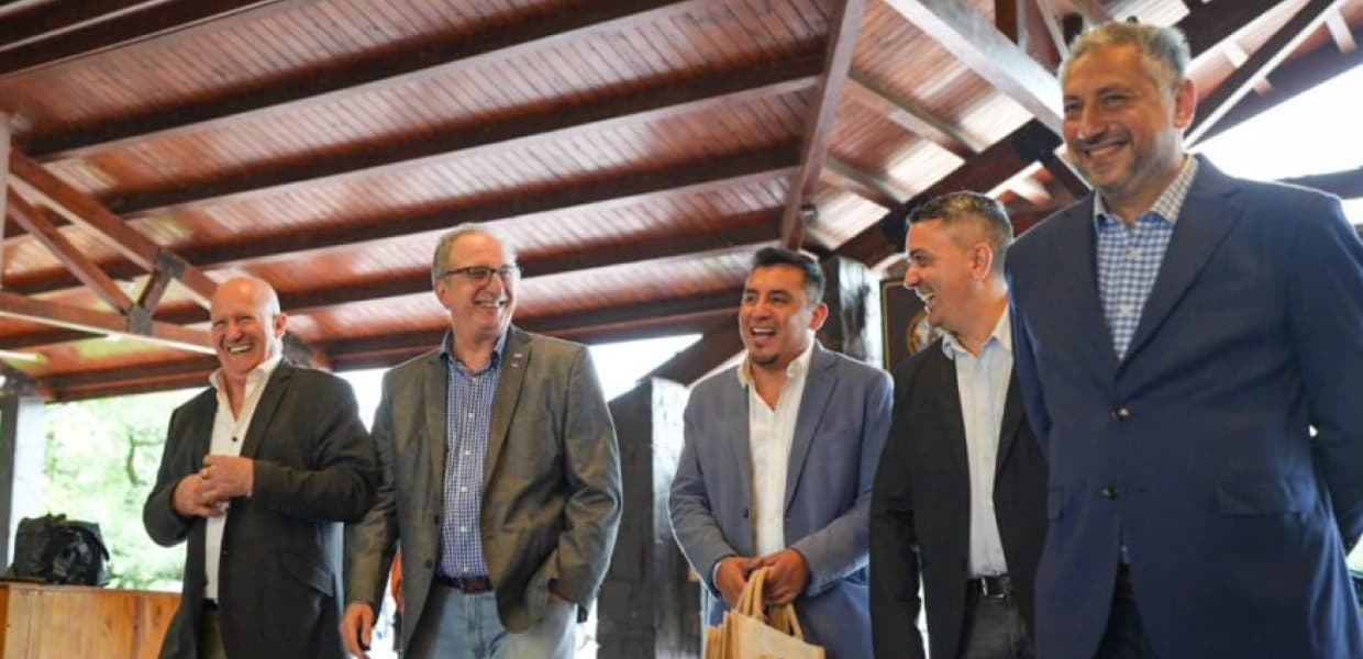 Imagen de portada para Iguazú y Machu Picchu sellan hermanamiento para potenciar turismo