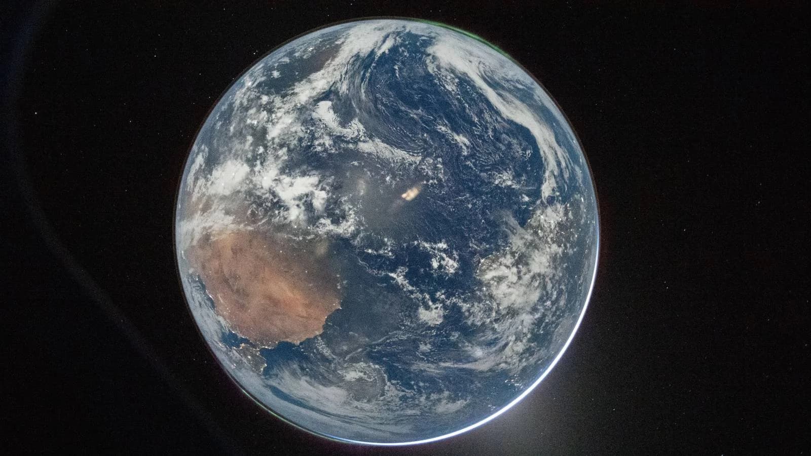 La Tierra vista desde la cápsula Orion en su viaje hacia la Luna, una imagen que simboliza el alcance de la misión Artemis II.