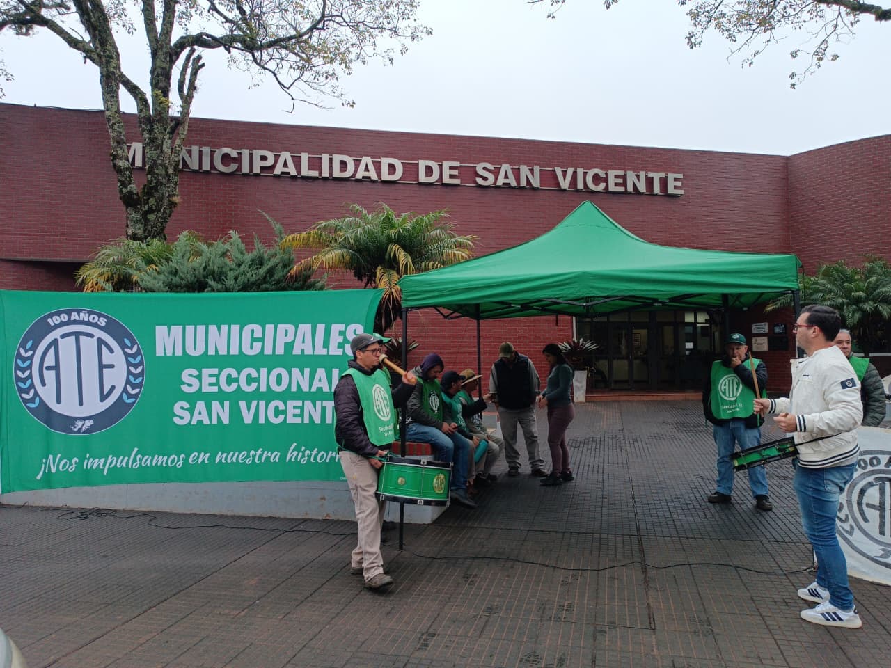 Trabajadores municipales de San Vicente nucleados en ATE Seccional 50 protestan frente a la Municipalidad.