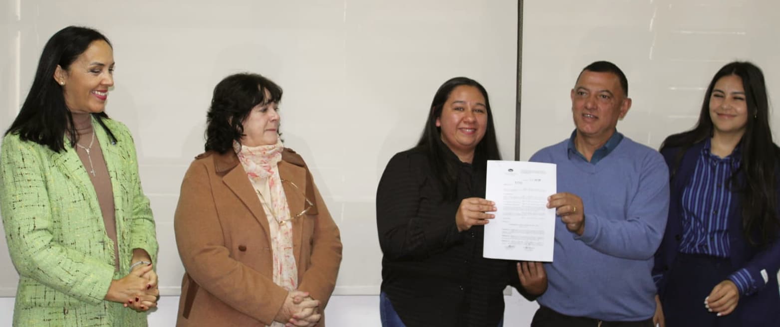 El intendente Juan Carlos Fernández y la concejal Romilda Pereyra Da Silva durante el acto por el aula satélite de educación especial. Fracrán, 18 de junio de 2026. Foto: Municipalidad de Fracrán.