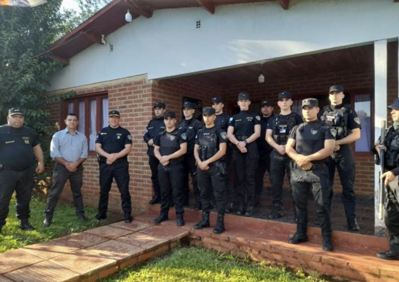 El intendente Juan Carlos Fernández junto a autoridades y personal policial durante el acto simbólico por la unificación jurisdiccional en Fracrán.